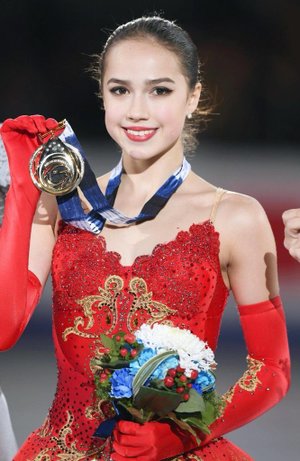 メダルを持つ赤い衣装のザギトワ選手