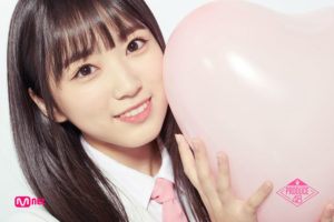 ピンクのハートの風船を持つプデュ48の矢吹奈子
