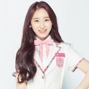 プデュ48のピンクの制服を着るイチェョン