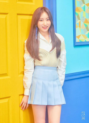 黄色と青い壁の前に立つ青いミニスカートのイチェヨン